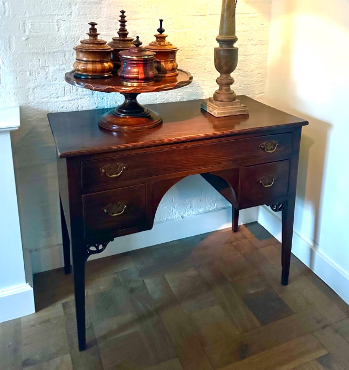 Antieke Engelse lowboy side table ca 1800