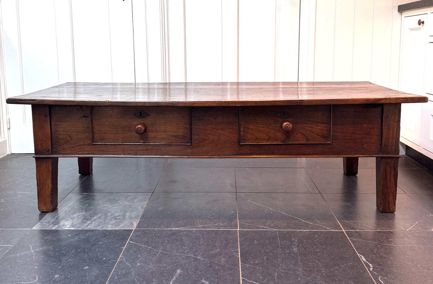 Antieke Spaanse salontafel ca 1700