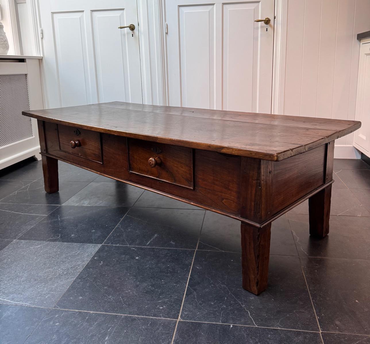 Antieke Spaanse salontafel ca 1700