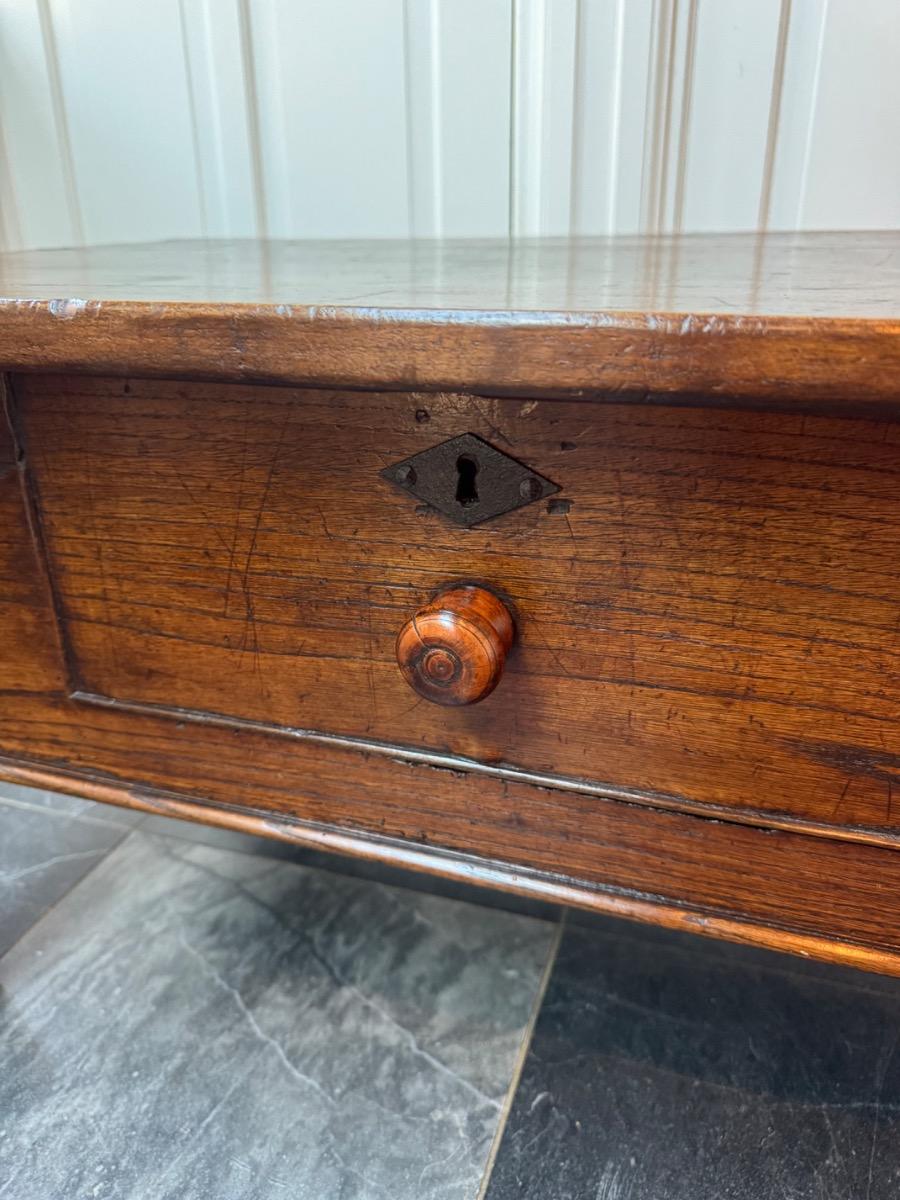Antieke Spaanse salontafel ca 1700