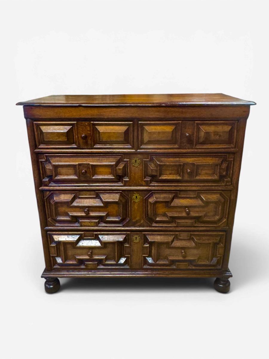 Chest of drawers ca 1680 in oak 