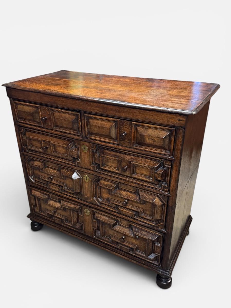 Chest of drawers ca 1680 in oak 