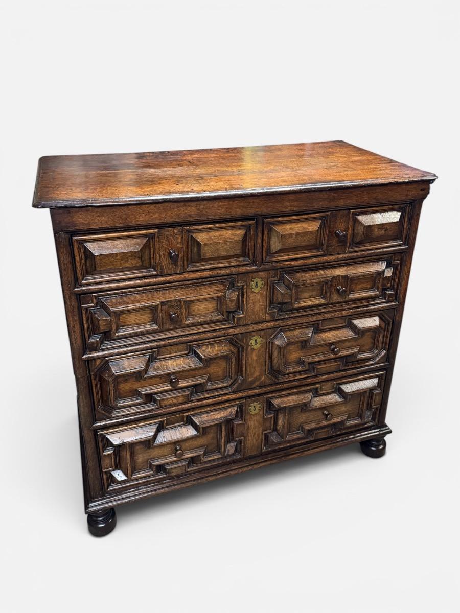 Chest of drawers ca 1680 in oak 