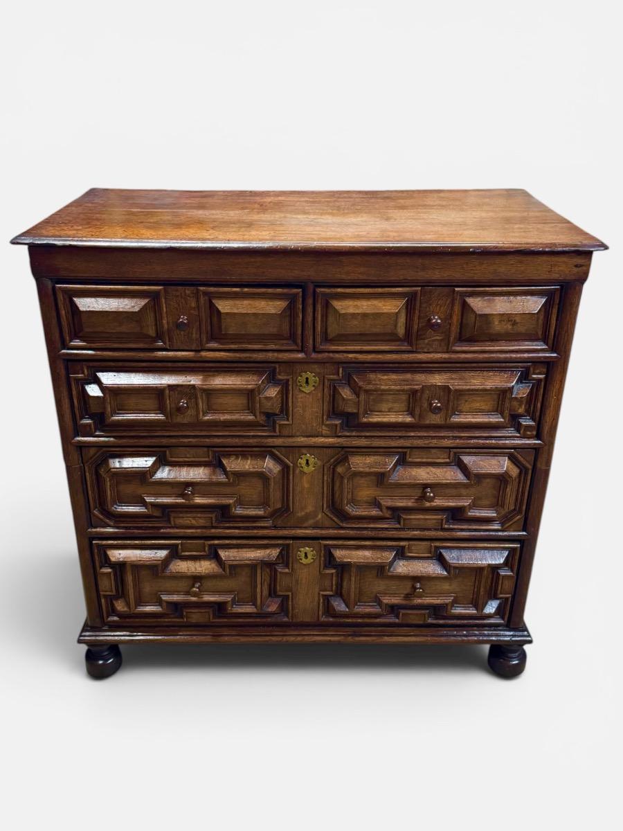 Chest of drawers ca 1680 in oak 