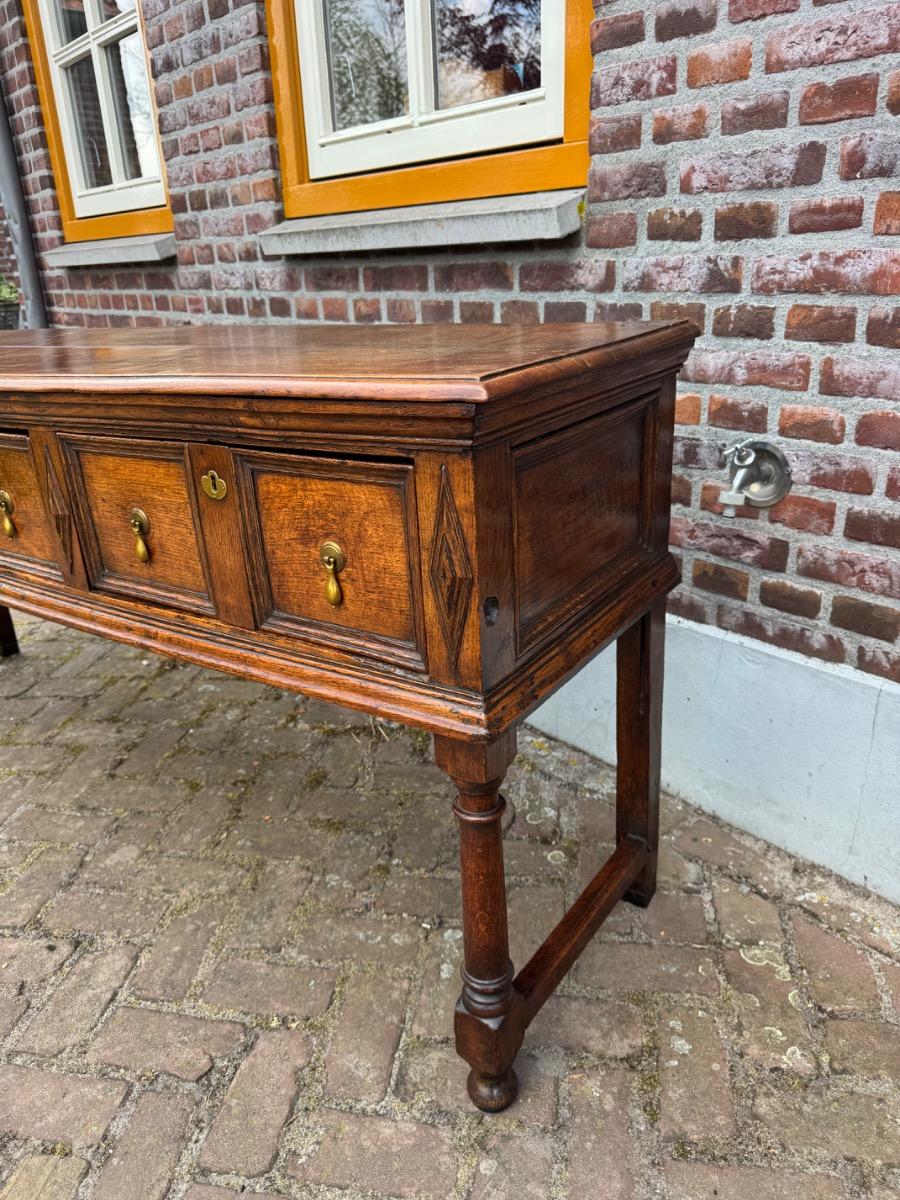 Dresser in oak ca 1680