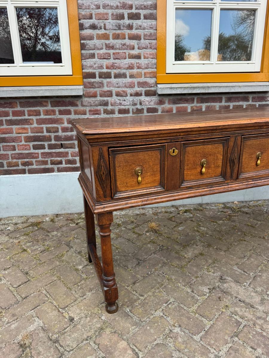 Dresser in oak ca 1680