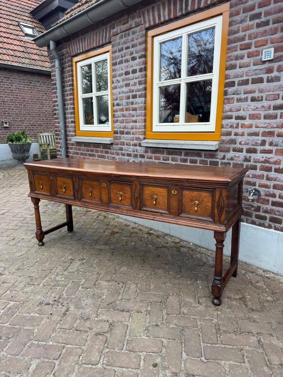 Dresser in oak ca 1680