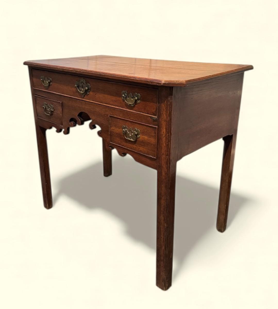 Engels wandtafeltje lowboy ca 1780