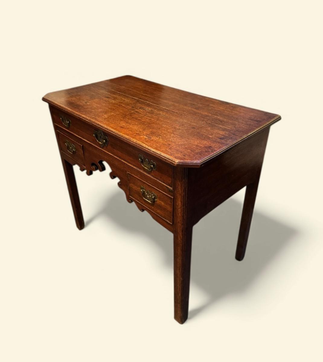 Engels wandtafeltje lowboy ca 1780