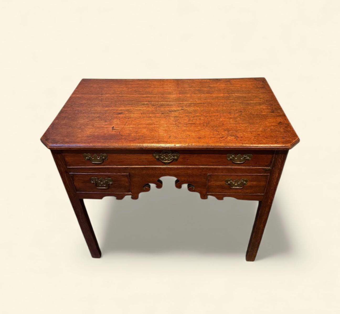 Engels wandtafeltje lowboy ca 1780