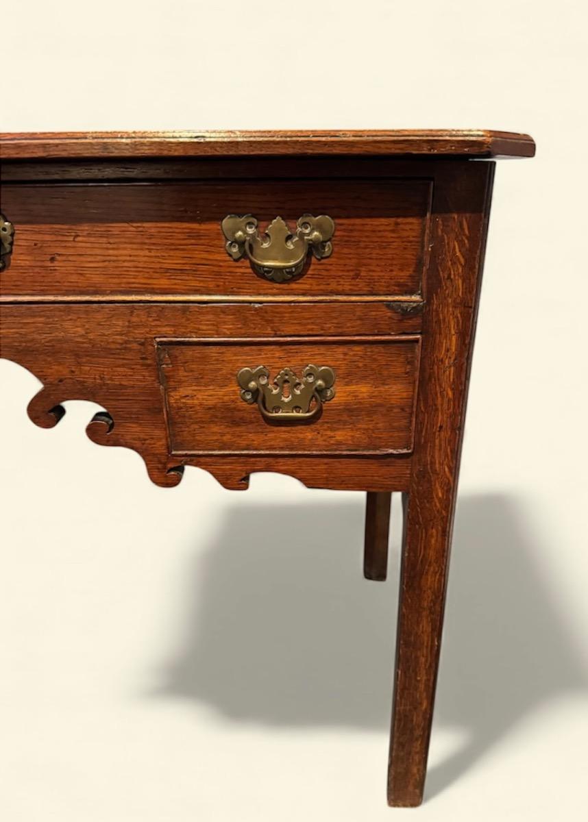 Engels wandtafeltje lowboy ca 1780