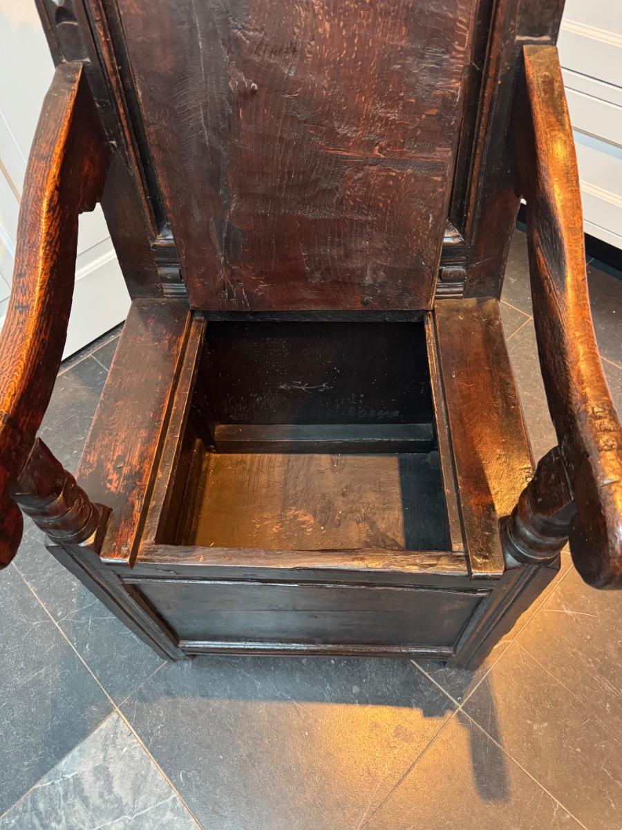 English oak box chair ca 1680