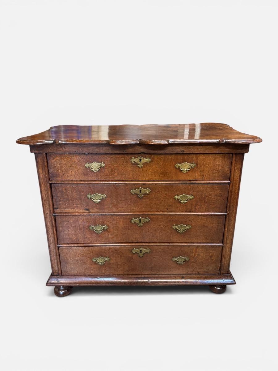Fine early 18th century chest of drawers in oak 