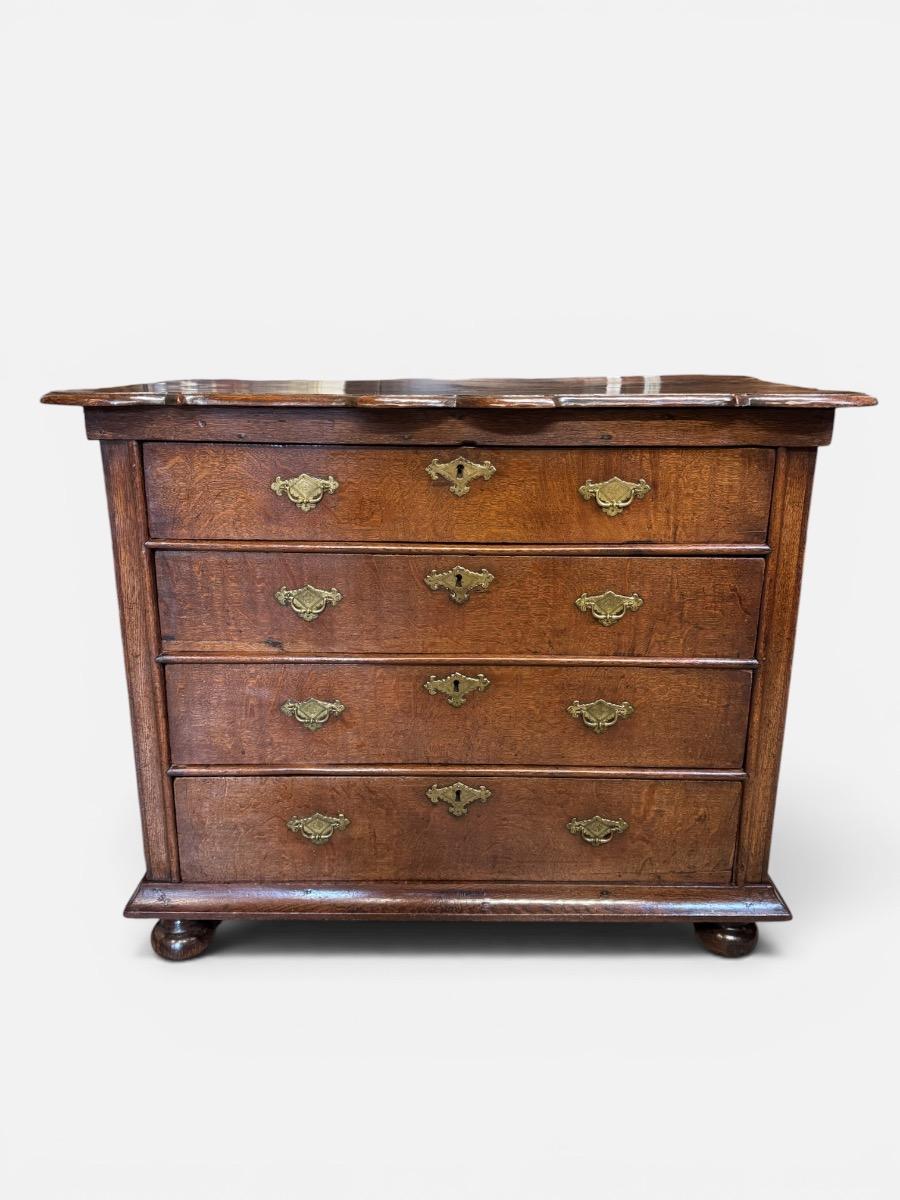Fine early 18th century chest of drawers in oak 