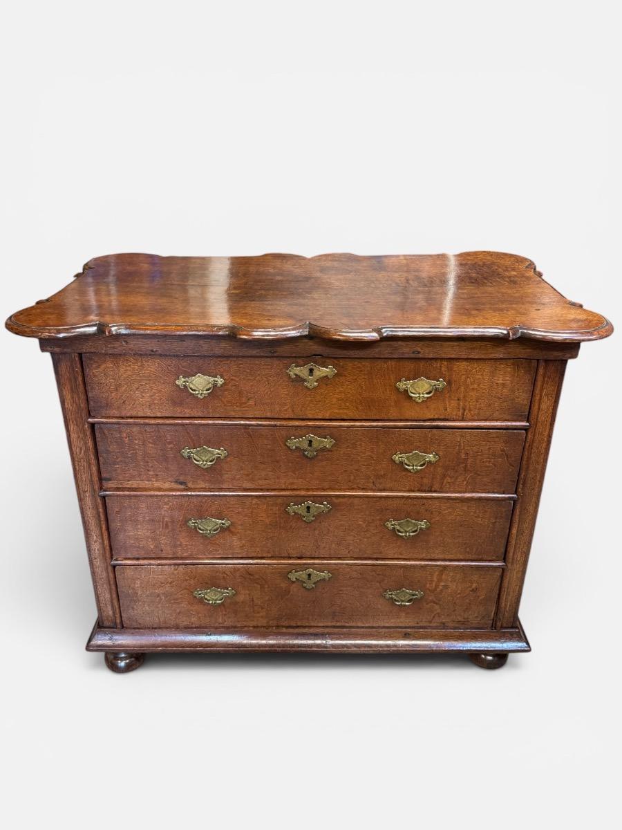 Fine early 18th century chest of drawers in oak 