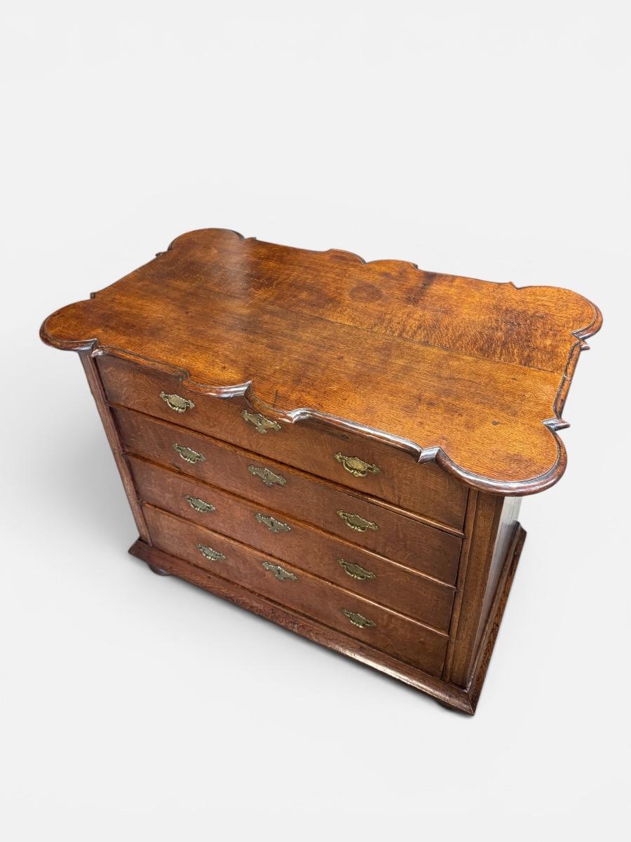 Fine early 18th century chest of drawers in oak 