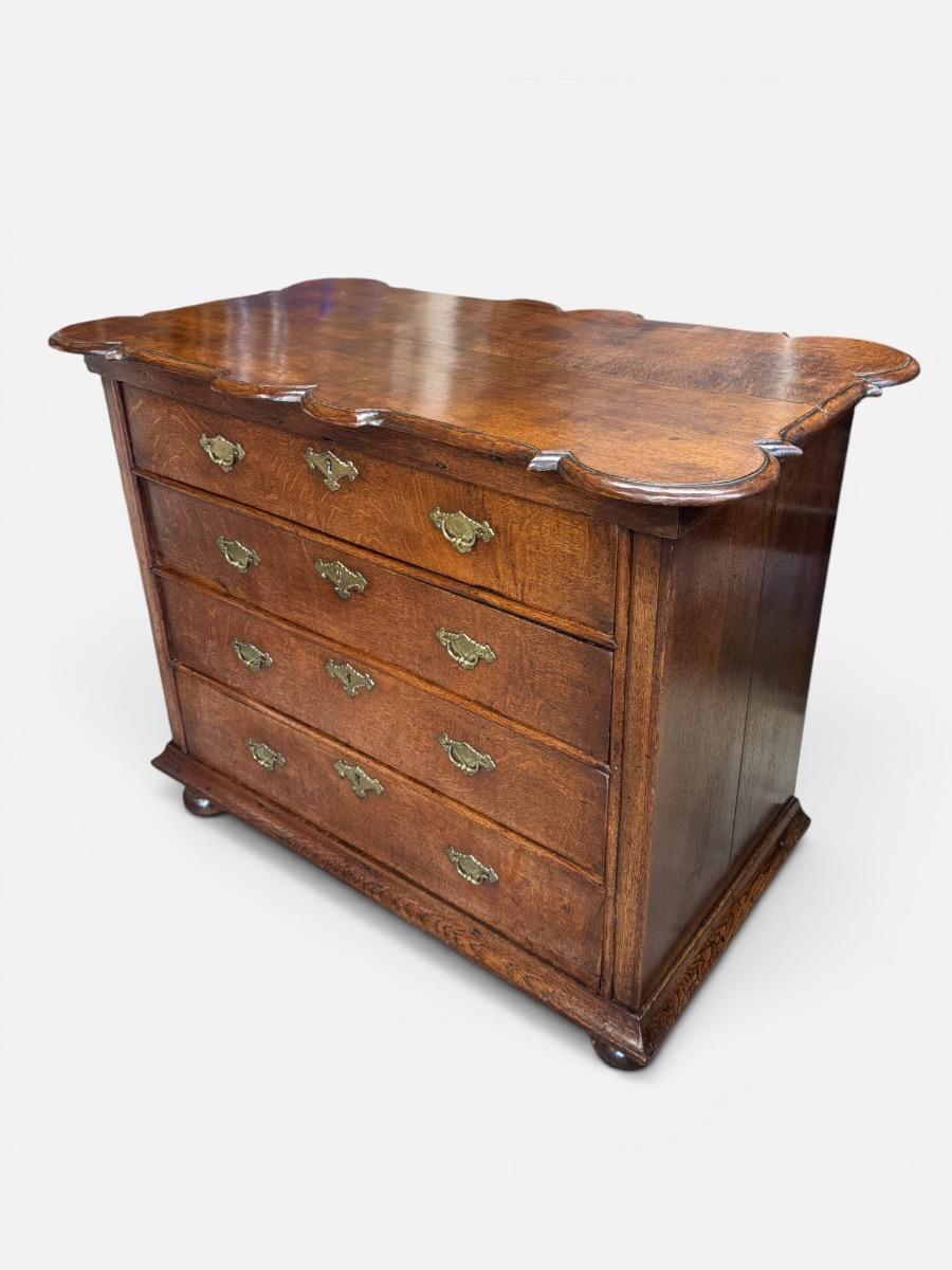 Fine early 18th century chest of drawers in oak 