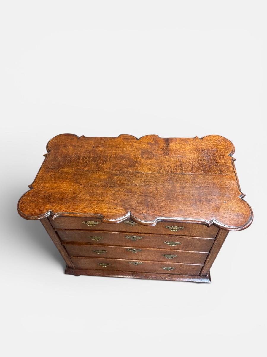 Fine early 18th century chest of drawers in oak 