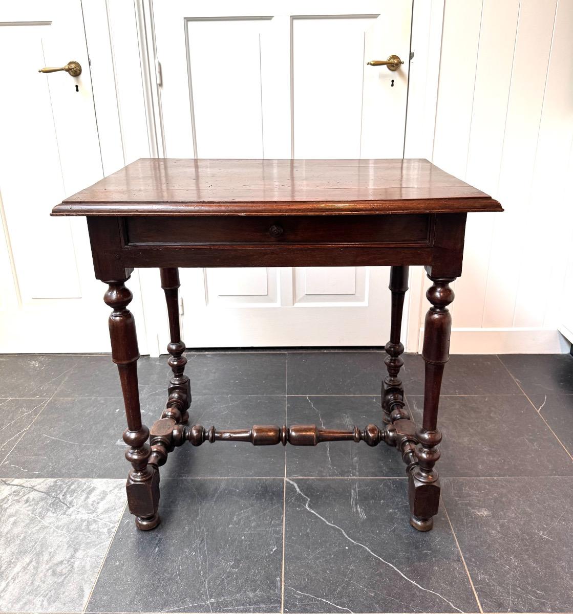 French side table in walnut ca 1730