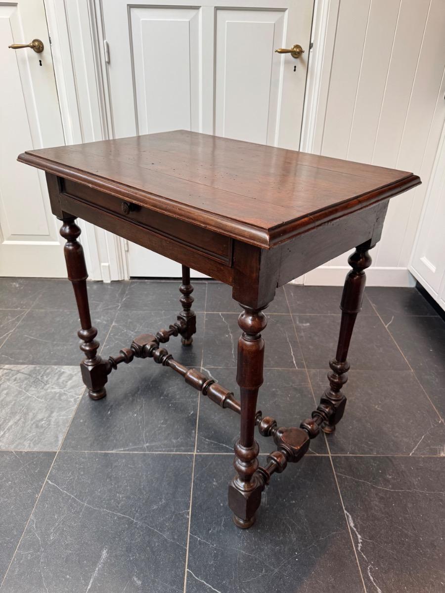 French side table in walnut ca 1730