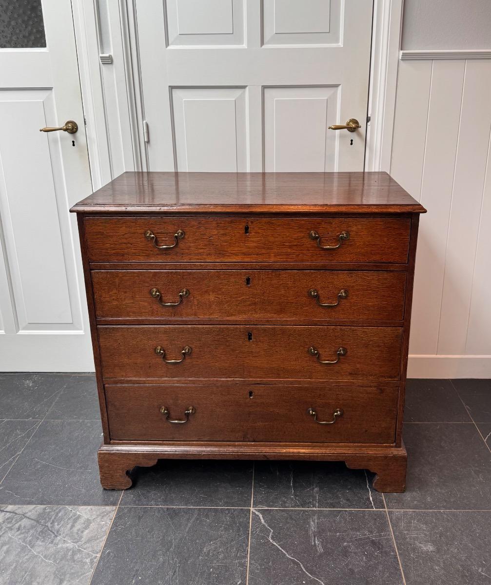 Georgian chest of drawers ca 1780