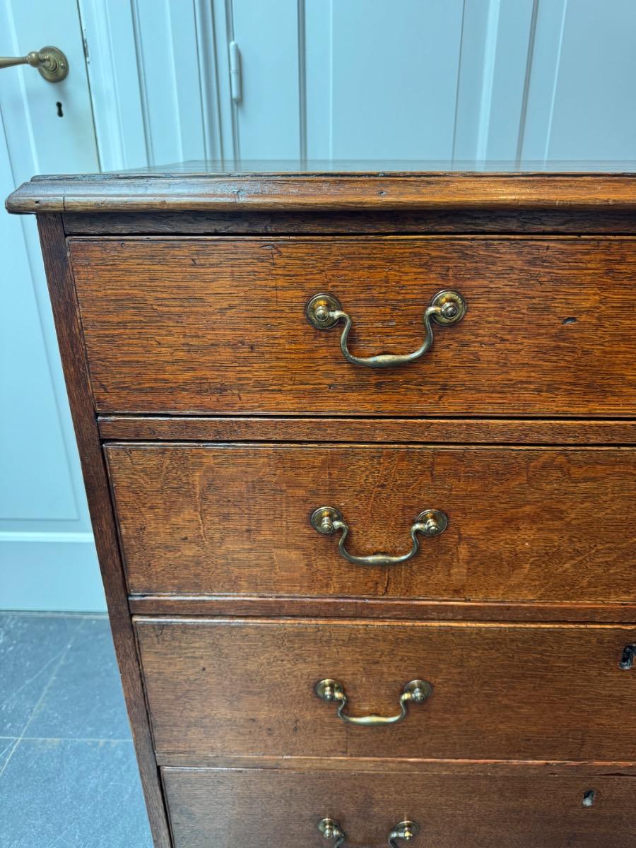 Georgian chest of drawers ca 1780