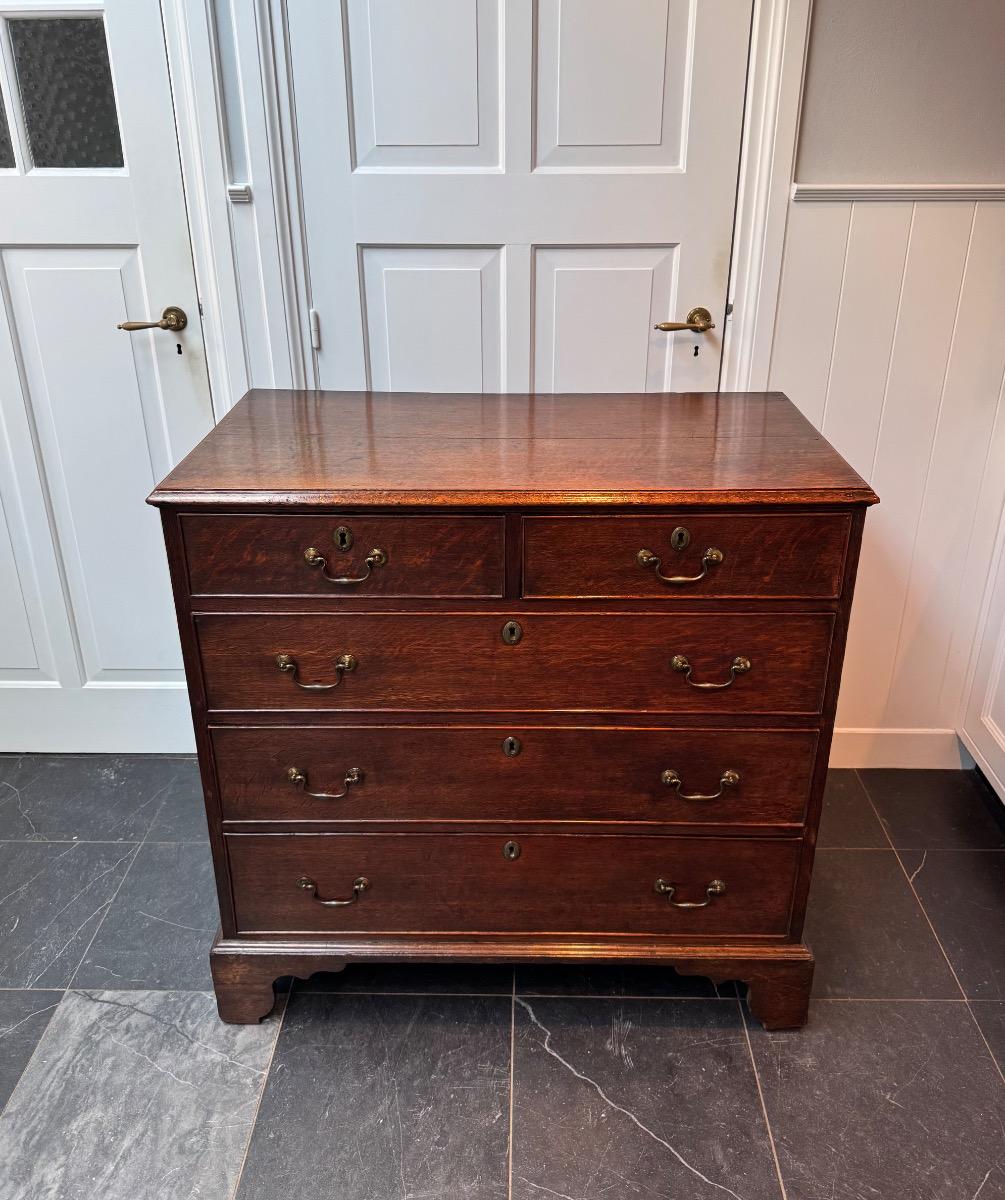 Georgian oak chest of drawers ca 1780
