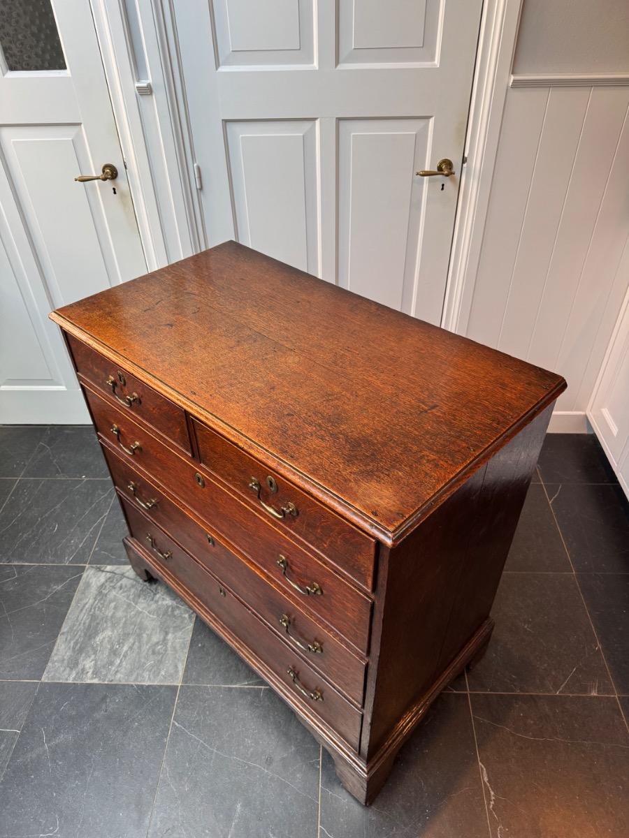 Georgian oak chest of drawers ca 1780