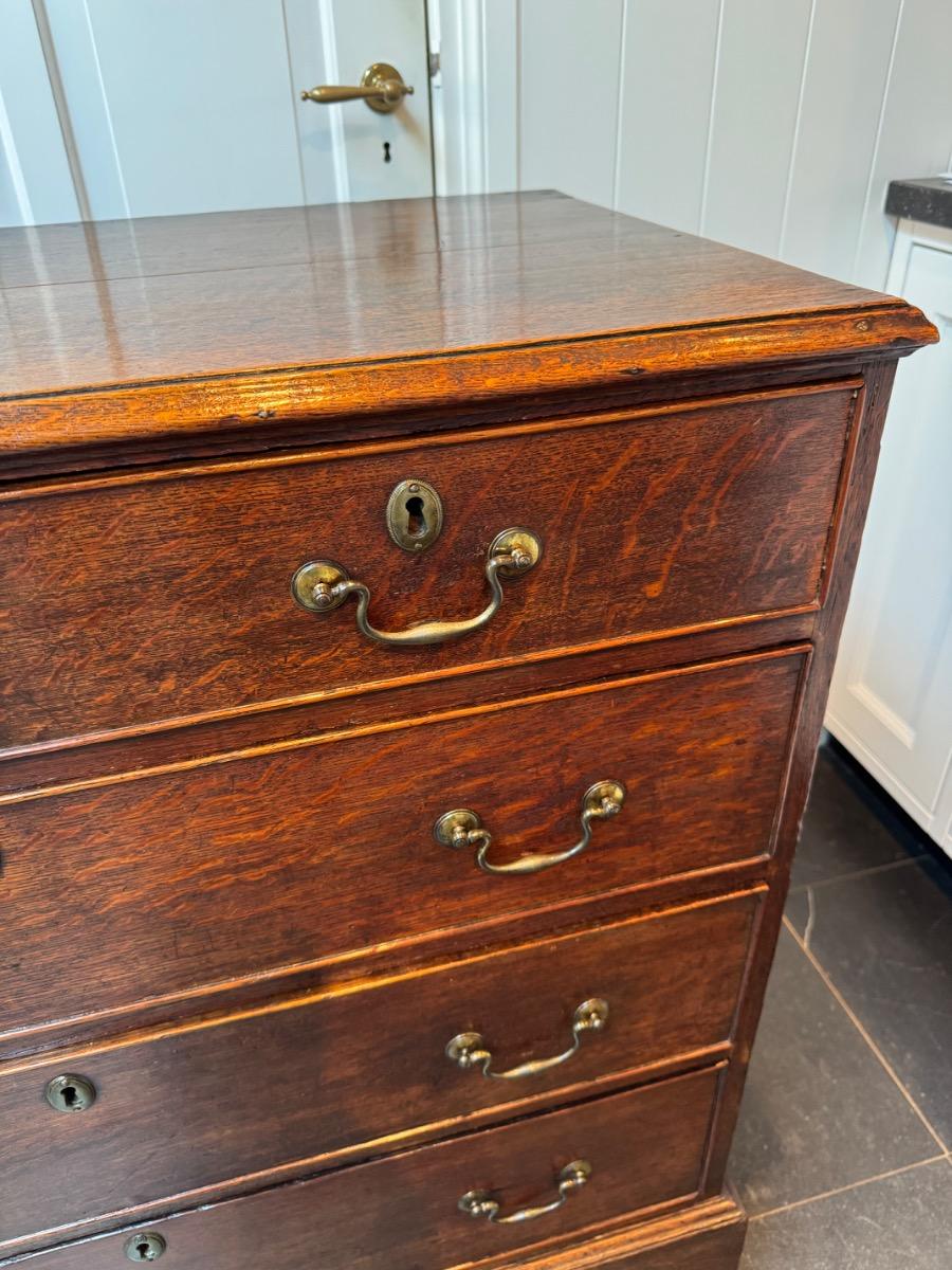Georgian oak chest of drawers ca 1780