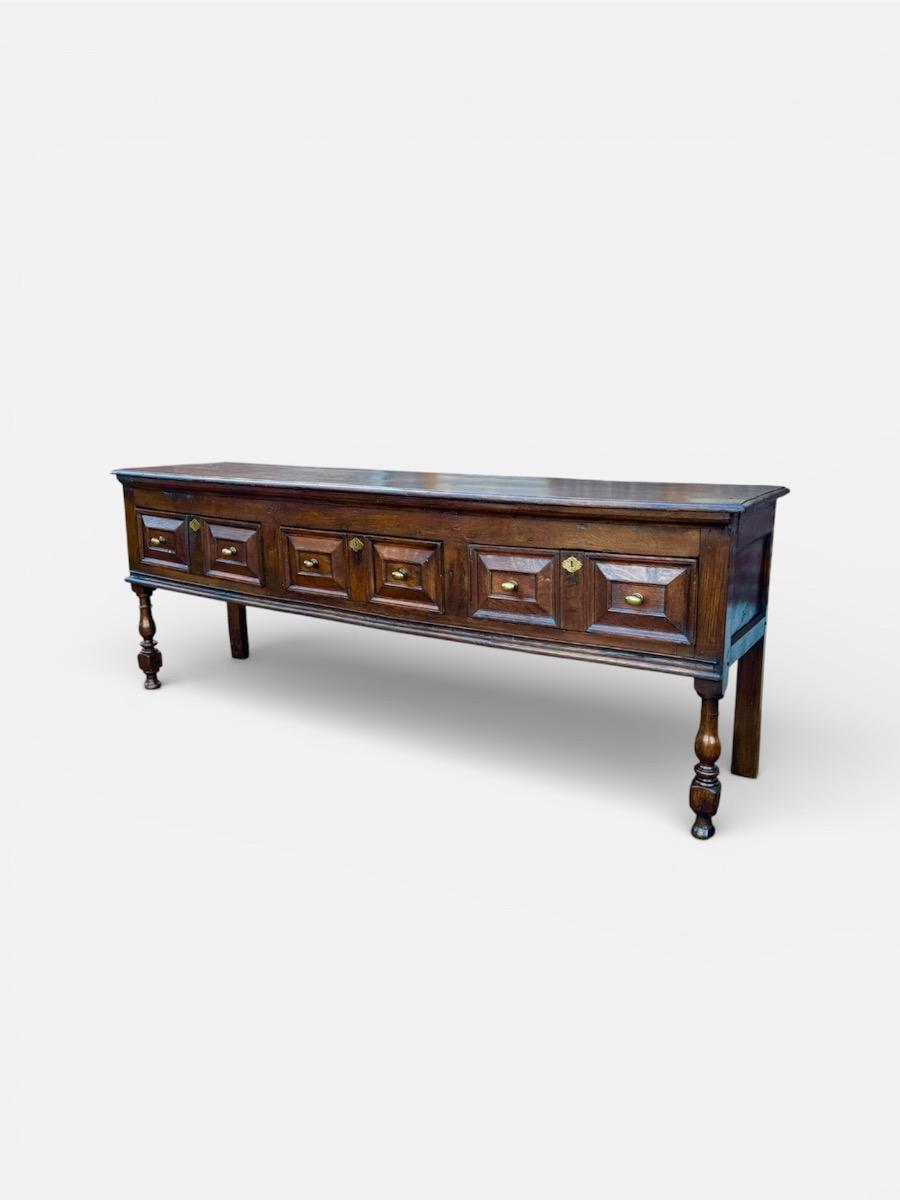 Low dresser ca 1680 in oak 