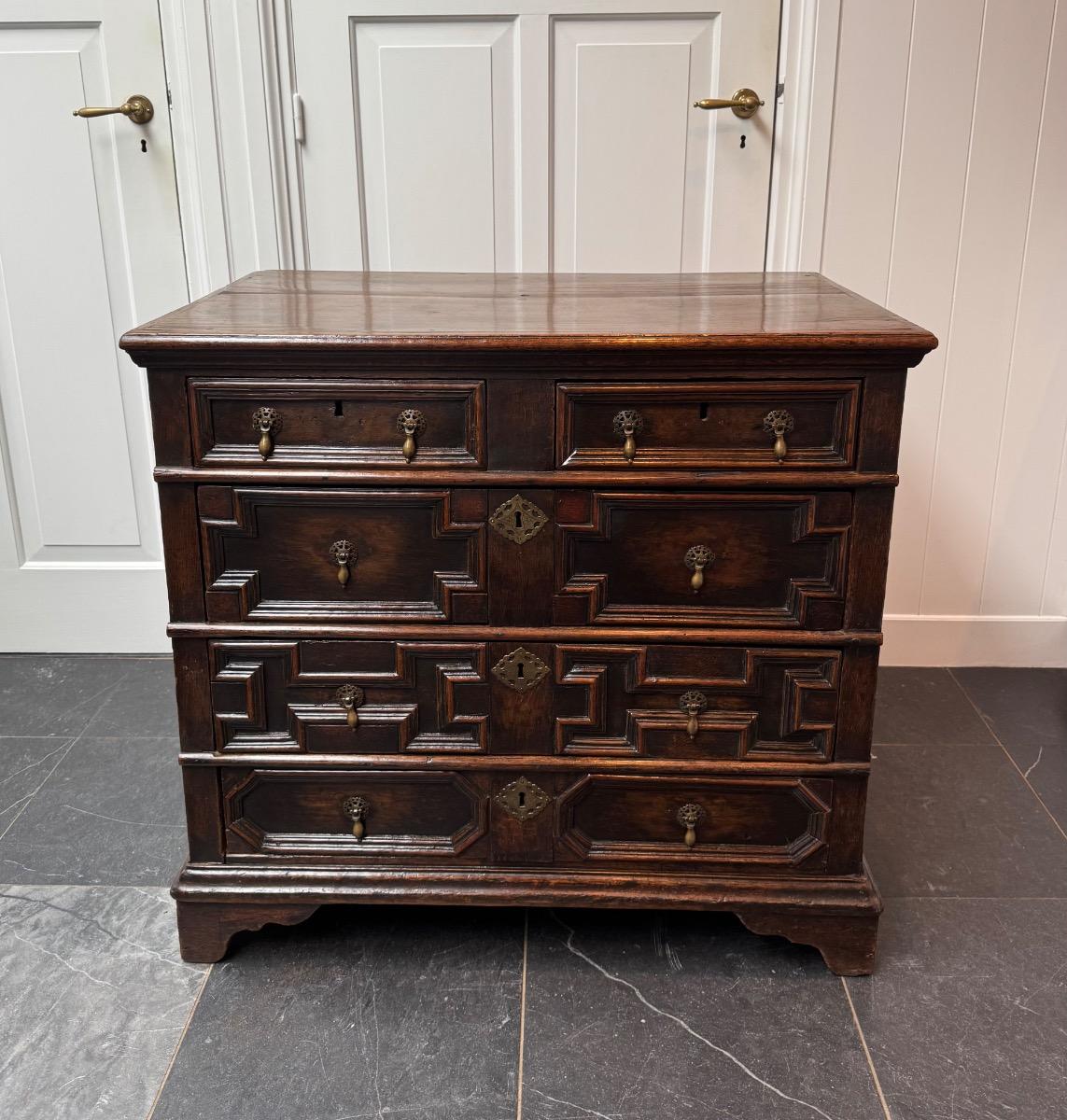 Oak chest of drawers ca 1680