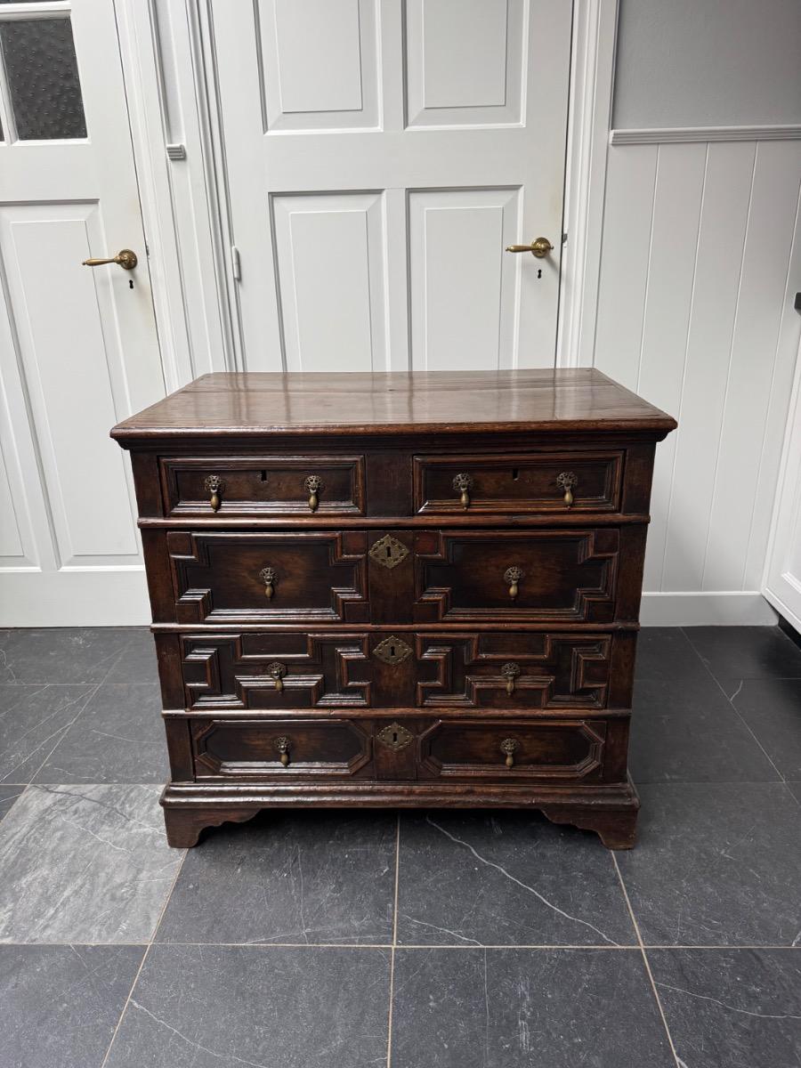 Oak chest of drawers ca 1680