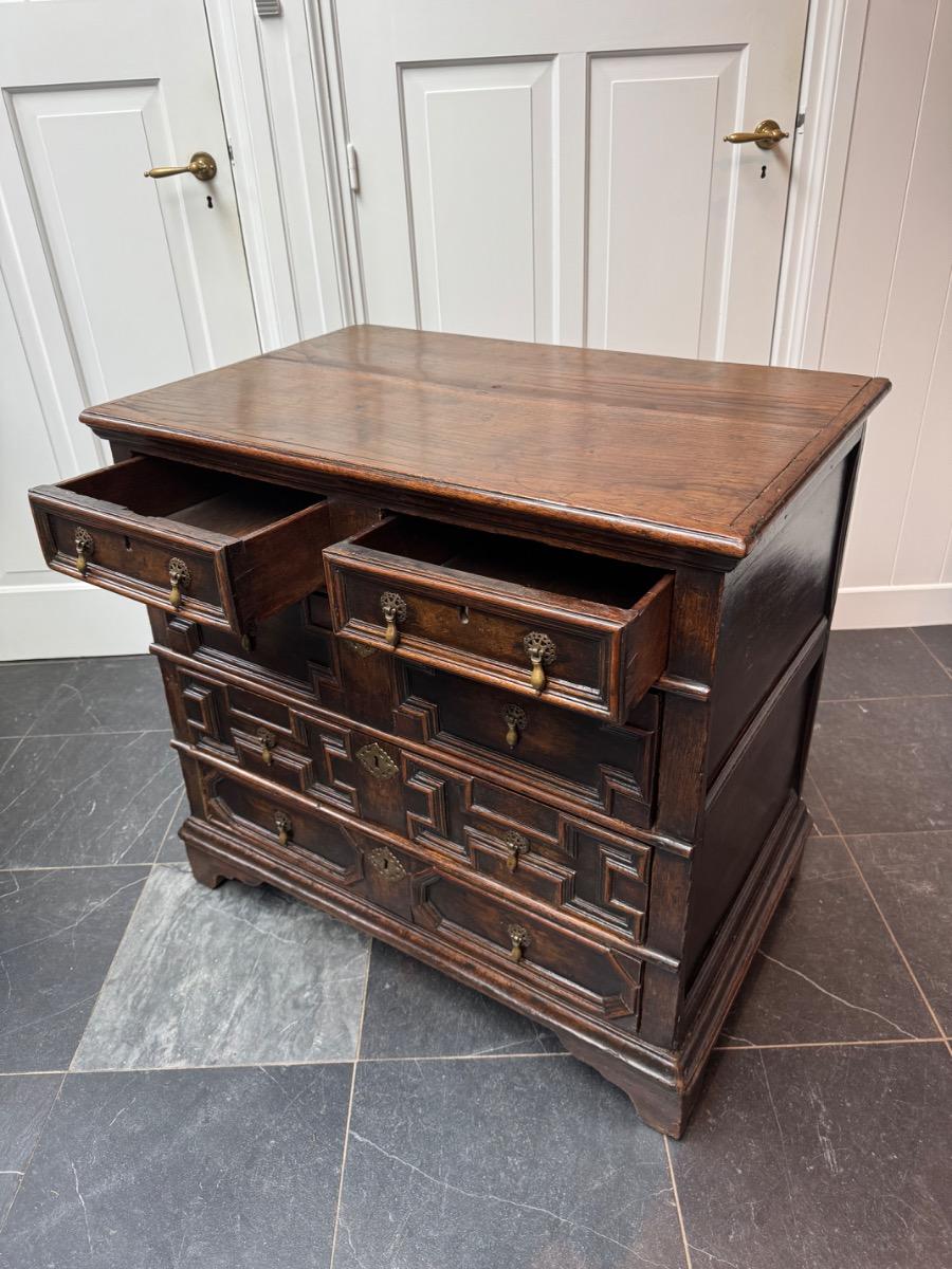 Oak chest of drawers ca 1680