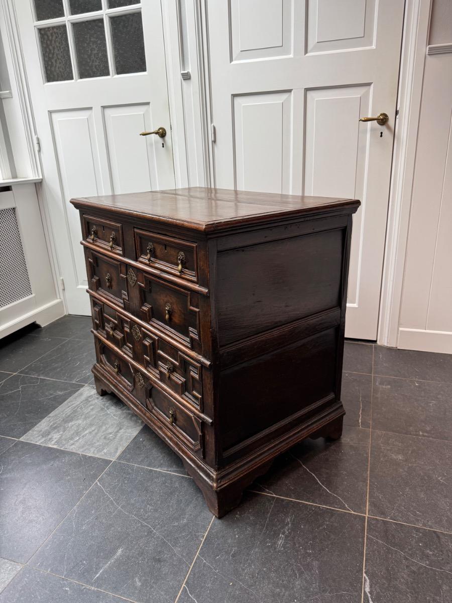 Oak chest of drawers ca 1680