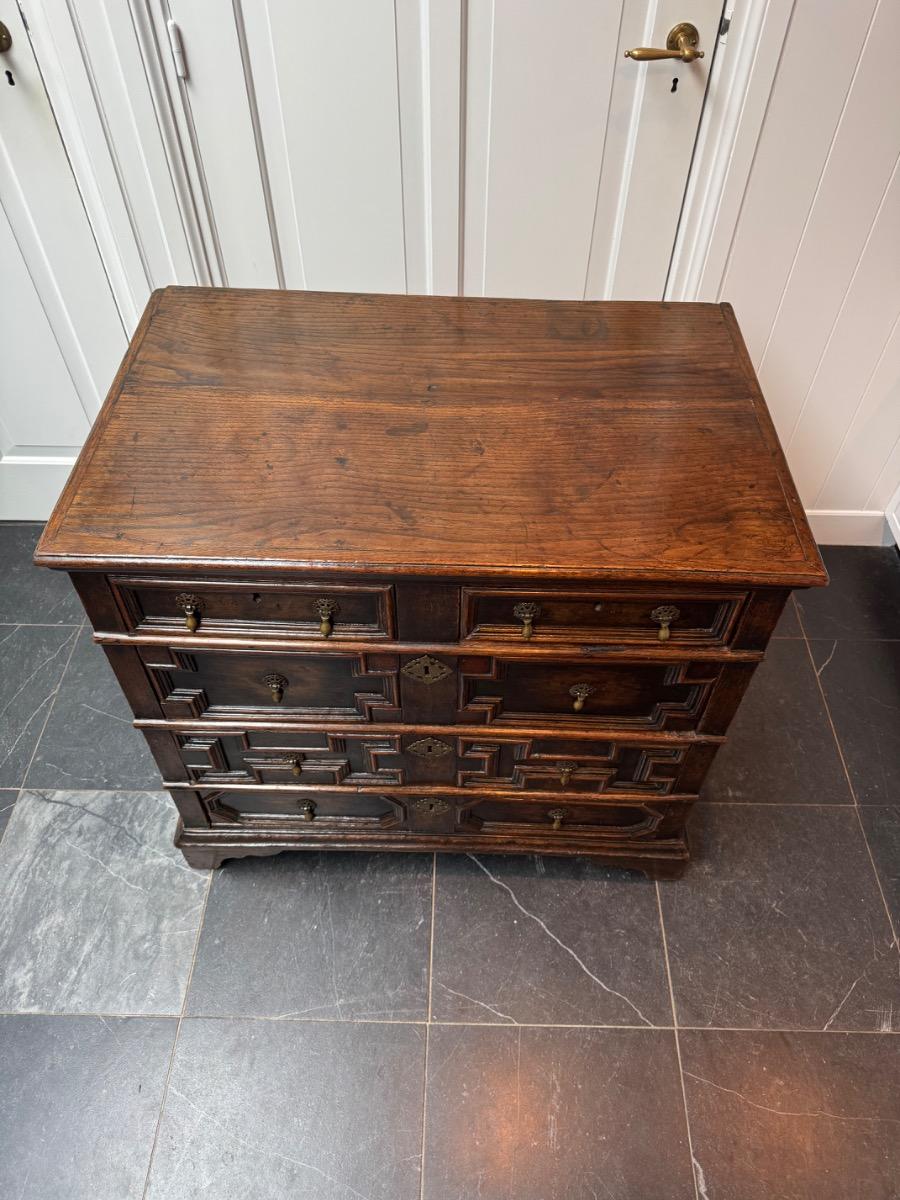 Oak chest of drawers ca 1680