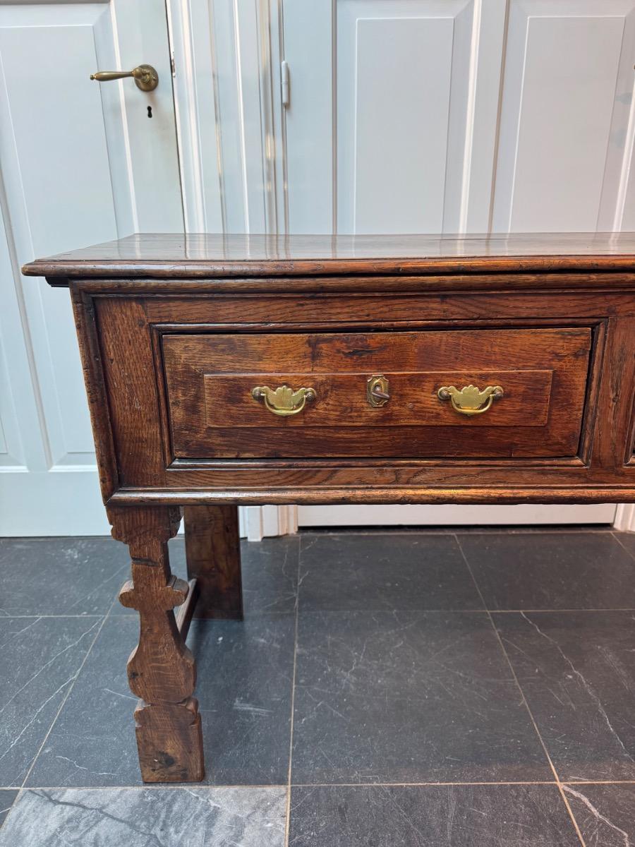 Oak dresser base ca 1740