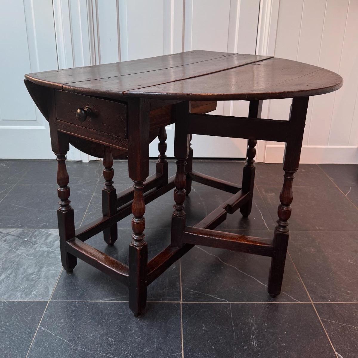 Oak Gateleg table ca 1720