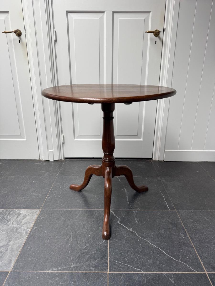Oak Tilttop table ca 1800