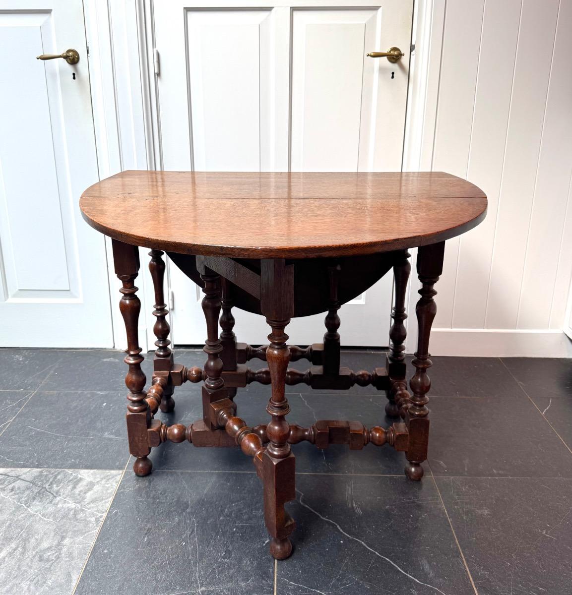 Small size Gateleg table ca 1700