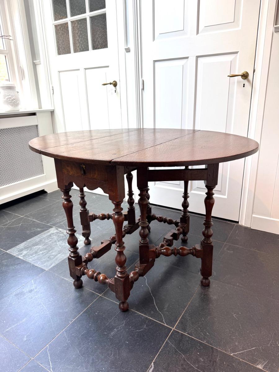 Small size Gateleg table ca 1700