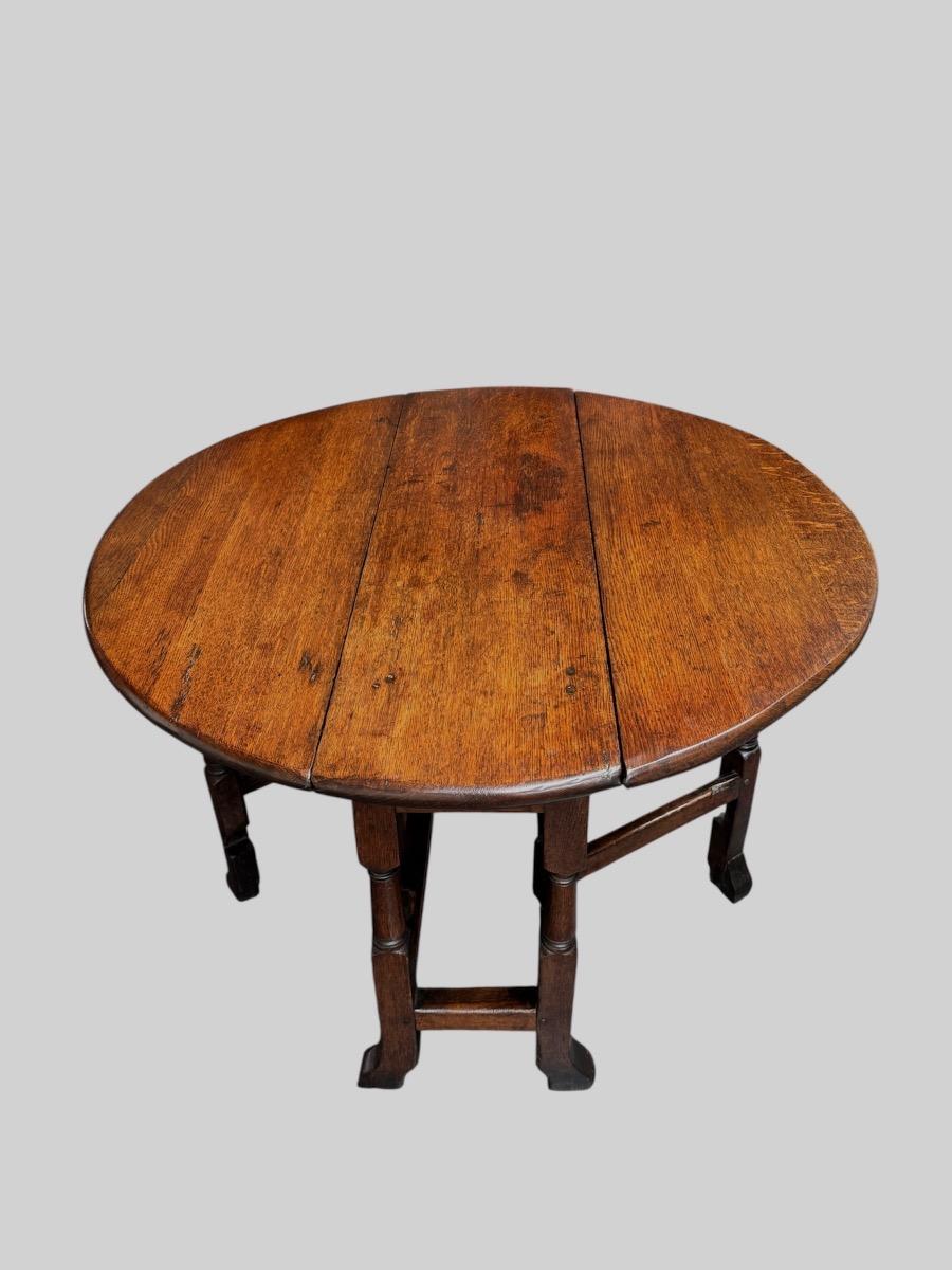 Small size Gateleg table ca 1700