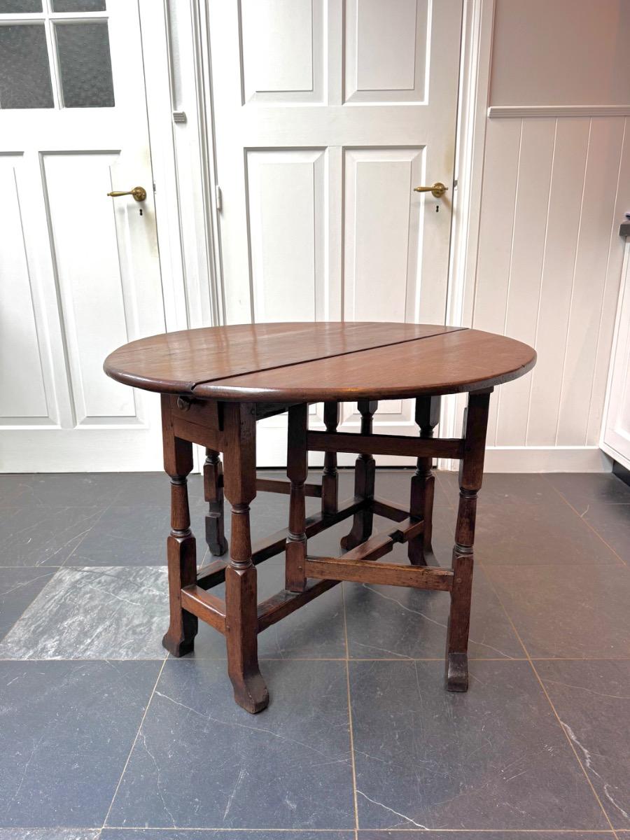 Small size Gateleg table ca 1700