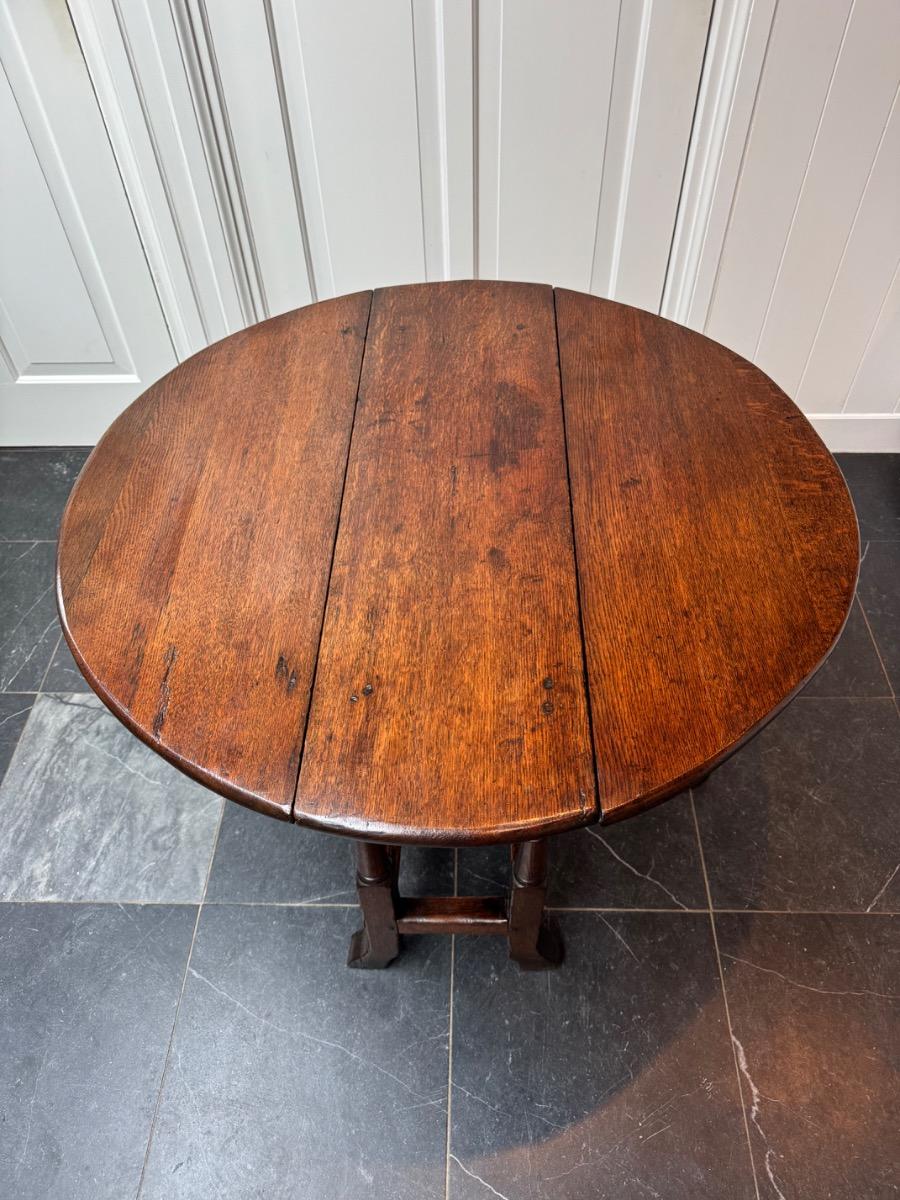 Small size Gateleg table ca 1700