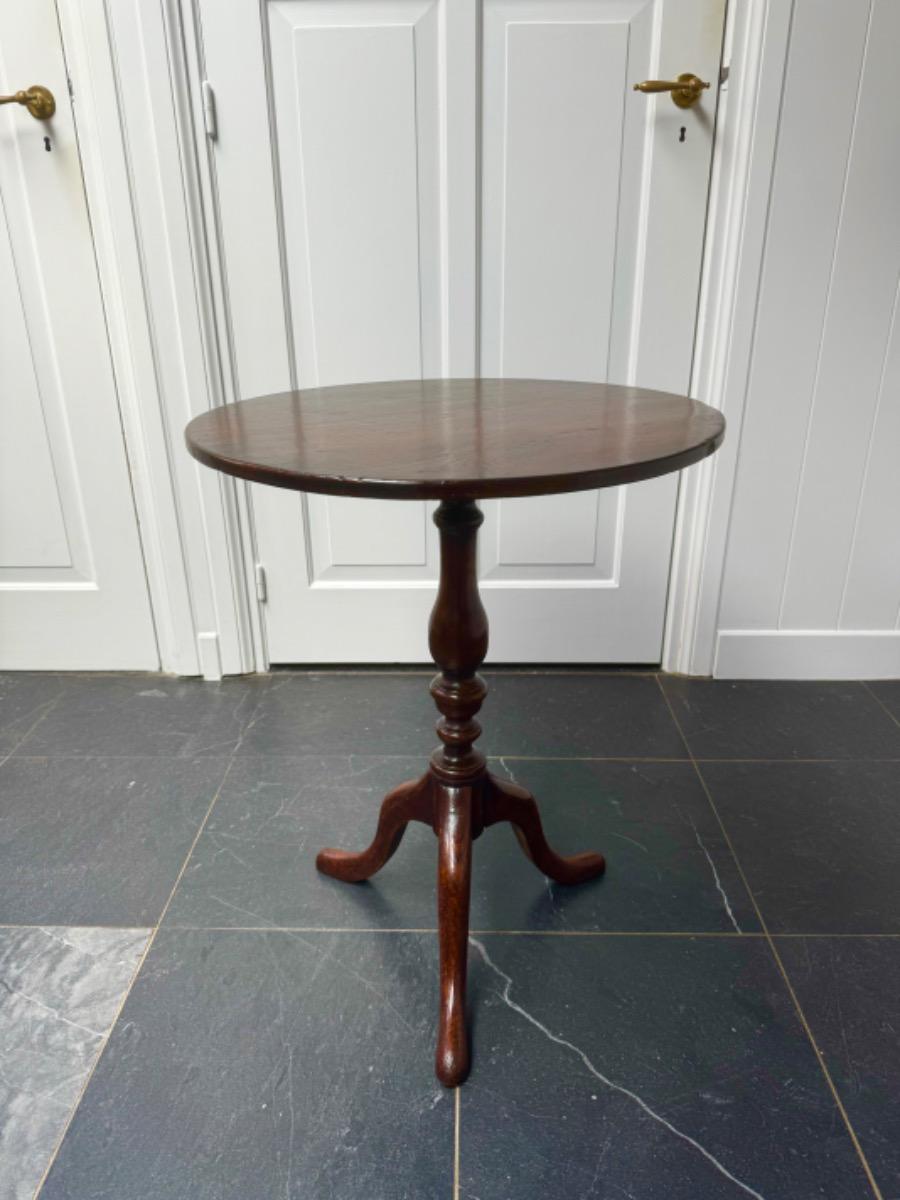 Tripod table ca 1800